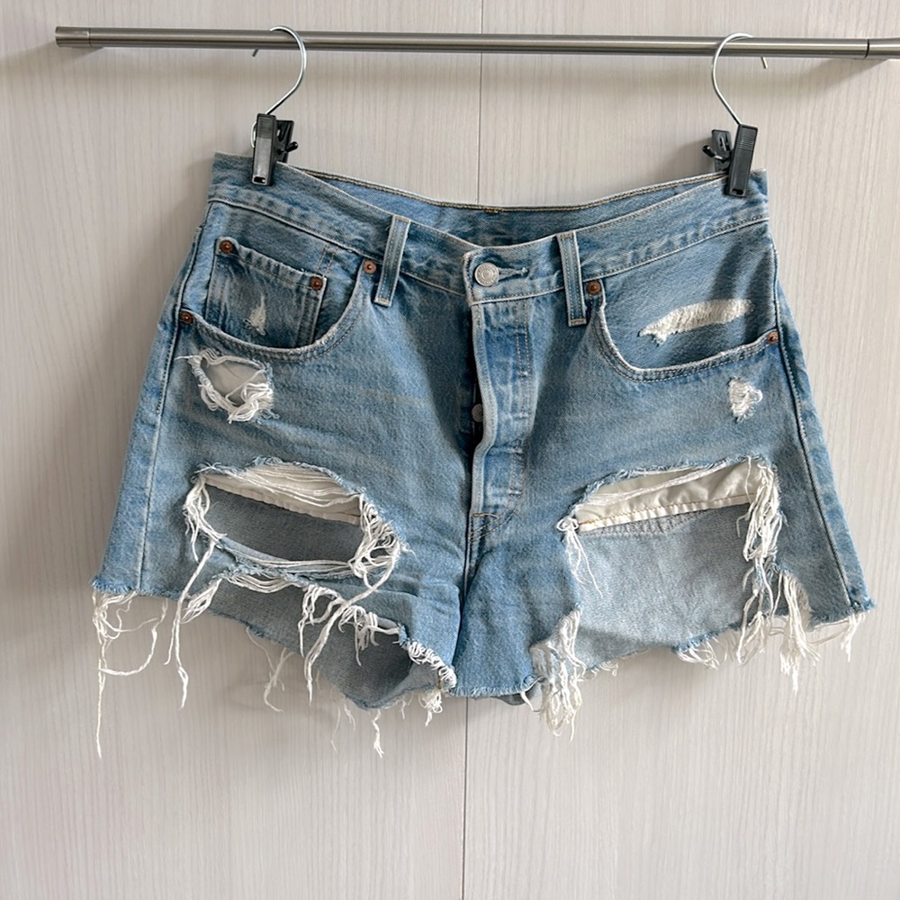 Levi 501 size 31 (fit like 32!) high waist button fly distressed jean shorts